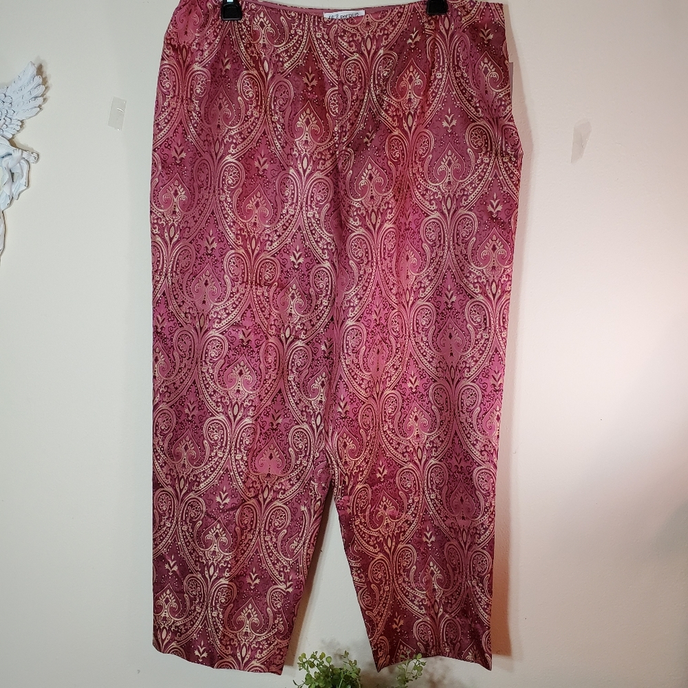 Paisley Elastic-Waist Cropped Pants in Pink